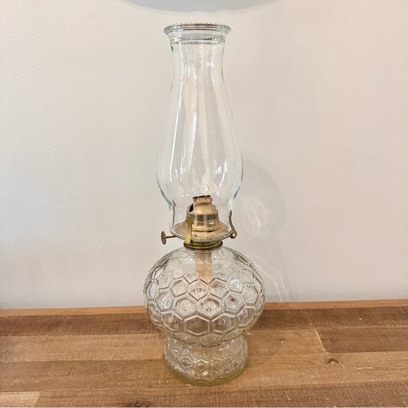 Vintage Honey Comb Kerosene Oil Lamp Ornate Hurricane Brass Glass 16” tall Nice! - Picture 4 of 8